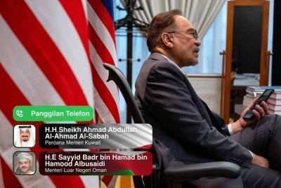  Perbincangan Anwar bersama rakan sejawatnya dari Kuwait Sheikh Ahmad Abdullah Al-Ahmad Al-Sabah serta Menteri Luar Oman Sayyid Badr Albusaidi. Foto FB Anwar Ibrahim 