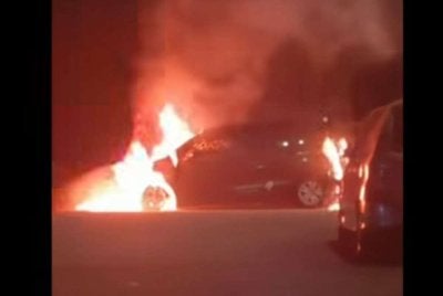 Video kereta dibakar yang dikongsi Firdaus Wong di Thread.