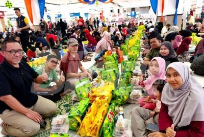 Rusdi bersama keluarga setiap tahun tidak pernah ketinggalan menyertai Iftar Sinar Mydin.