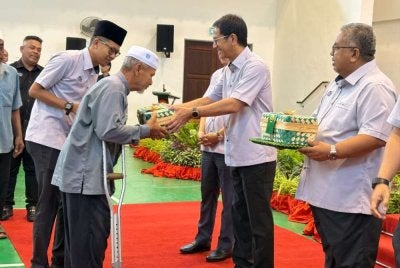 Tengku Sarafudin Badlishah (dua dari kanan) berkenan turun padang ke Dewan Serbaguna, Pejabat Daerah Pokok Sena bagi menyempurnakan sumbangan kepada 200 penerima terpilih pada Isnin.
