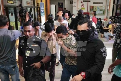Lapan individu termasuk seorang kakitangan bank dan pelajar dituduh terlibat dalam kumpulan jenayah terancang, pada tahun lalu.