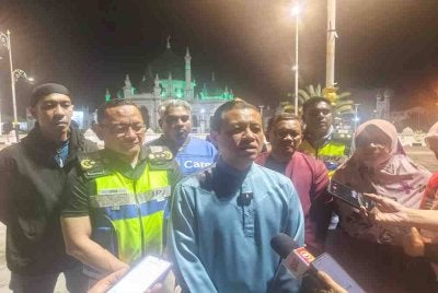 Aedy Fadly (tengah) ditemui selepas Program Singgah Sahur JPJ Kedah bersama Komuniti Permotoran, awal pagi Selasa.
