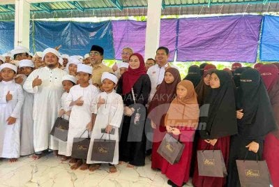 Noraini (tengah) bersama para pelajar Maahad Tahfiz Al-Quran Al Iman di Kampung Buloh Poh, Kota Bharu pada Selasa.