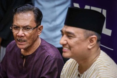 Ab Ghani (kiri) menjawab pertanyaan media pada majlis berbuka puasa MFL bersama media pada Isnin.FOTO: BERNAMA