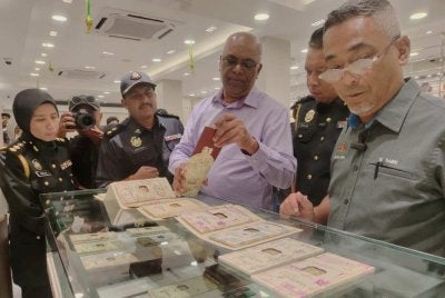 Mohd Sabri (kanan) berpuas hati pematuhan penjualan emas di salah sebuah premis di Jalan Masjid India di sini pada Selasa.