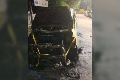 Antara kenderaan milik Cikgu Chandra yang didakwa dibakar sekumpulan individu.