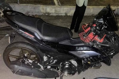 Salah sebuah motosikal yang terlibat kemalangan di Jalan Kampung Dato Hormat, Sungai Air Tawar di sini pada Isnin.

