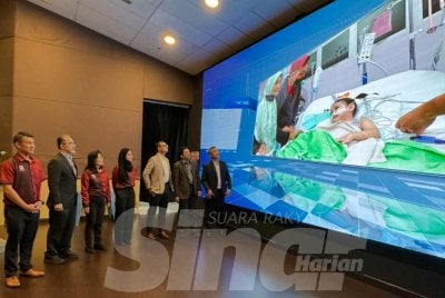 Dr Shaiful Bahari (kanan) melihat tayangan montaj berkait rawatan diterima pesakit jantung kongenital. - Foto: SINAR HARIAN/ADILA SHARINNI WAHID