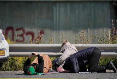 Orang ramai berlindung di lebuh raya antara Jerusalem dan Tel Aviv selepas siren serangan udara memberi amaran mengenai serangan peluru berpandu Iran pada 10 Mac 2026. Foto Agensi