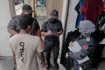 Pegawai JIM melaksanakan pemeriksaan ke atas warga asing di sekitar Lebuh Pudu, Kuala Lumpur pada Selasa.