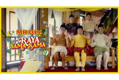 Video muzik Raya Sama-Sama menampilkan Alif Satar dan The Locos.