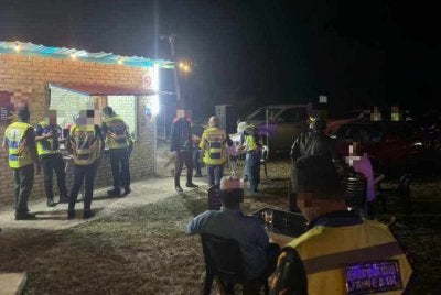 Kedai makan di Tok Bali diserbu kerana menjalankan aktiviti hiburan berupa karaoke tanpa lesen sah dalam satu Operasi Bersepadu Kawalan Hiburan lewat malam pada Sabtu lalu. Foto MDPP