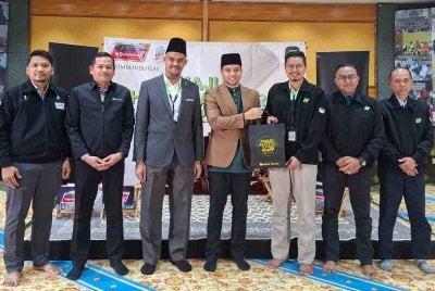 Ketua Seksyen Pemerkasaan Sahsiah dan Psikologi, Jabatan Modal Insan Kumpulan TH, Shahrul Azam Noor Zeli (tiga dari kiri) turut hadir semasa majlis penyampaian cenderahati kepada wakil peserta kumpulan Taddarus pada Majlis Khatam al-Quran dan TH Quran Hour.