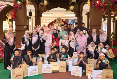 Pengurus Besar Pusat Beli-Belah Alamanda, Junaidy Jamaludin (tengah) bergambar bersama wakil Bata Malaysia Sdn Bhd, Rushydina Aqilah Razali (lima dari kiri), Pemilik BrownieMunch, Nurul Munirah Mat Zelan (empat dari kiri) dan Penjaga Pusat Jagaan Kanak-Kanak Yatim/Miskin Rukaiyah, Siti Eshah Din (tiga dari kanan) dan kanak-kanak yang diraikan dalam program membeli-belah persiapan Aidilfitri dan majlis berbuka puasa anjuran Alamanda Shopping Centre.