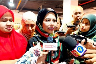 Noraini (tengah) ketika ditemui pemberita pada Majlis Berbuka Puasa di sini pada Selasa.