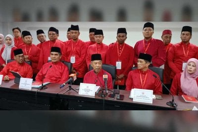 Muhyiddin (duduk, tengah) pada sidang media selepas mempengerusikan Mesyuarat MPT Bersatu pada Selasa.