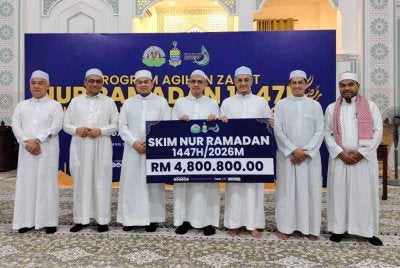Mohamad (tiga dari kanan) memegang cek cura bernilai RM4.8 juta bagi pelaksanaan Program Agihan Zakat Nur Ramadan 1447H/2026M.