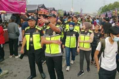 Khairrul Aminus ketika program Inspektorat Bazar Ramadan Rimbayu di Jalan Kebun pada Selasa.
