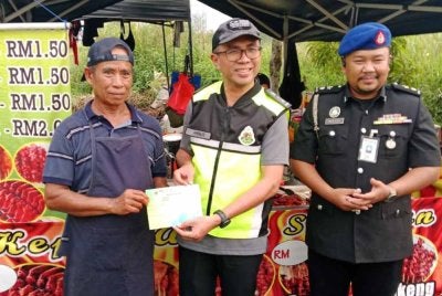 Khairrul Aminus (tengah) beramah mesra bersama peniaga ketika program inspektorat bazar Ramadan Rimbayu di kawasan Jalan Kebun pada Isnin.