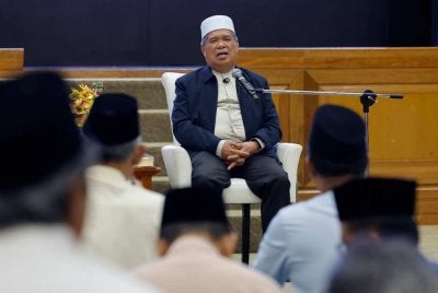 Mohamad menyampaikan tazkirah semasa hadir ke Majlis Perjumpaan Bersama Warga KPKM Sempena Ramadan 2026 di Wisma Tani pada Selasa. Foto Bernama