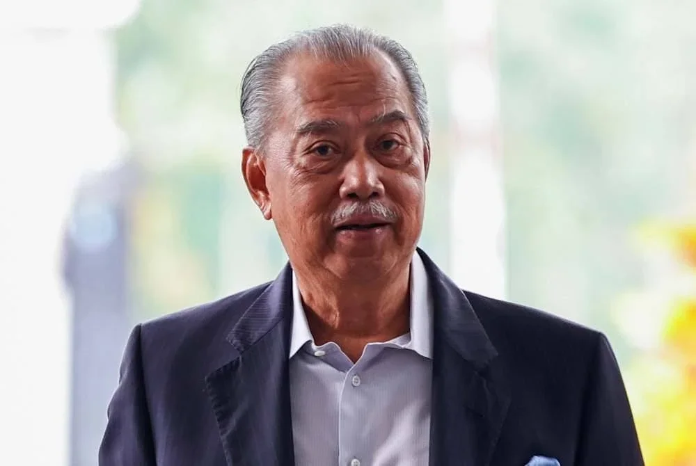 Muhyiddin dihadapkan ke mahkamah atas salah guna kuasa dan penggubahan wang haram.