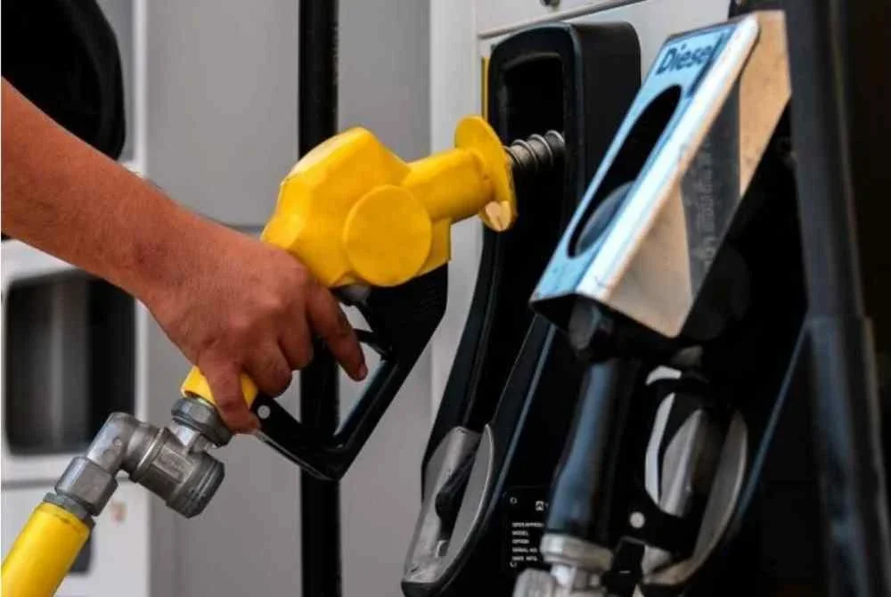 Buat masa ini dengan pertahankan harga RON95 akan kuranglah tekanan pada golongan berpendapatan rendah. Foto hiasan