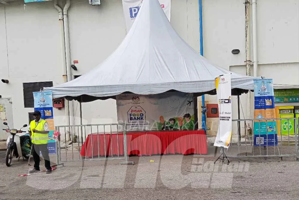 Gerai Ihsan Foodbank Ramadan disediakan di bazar Ramadan Taman Perling.