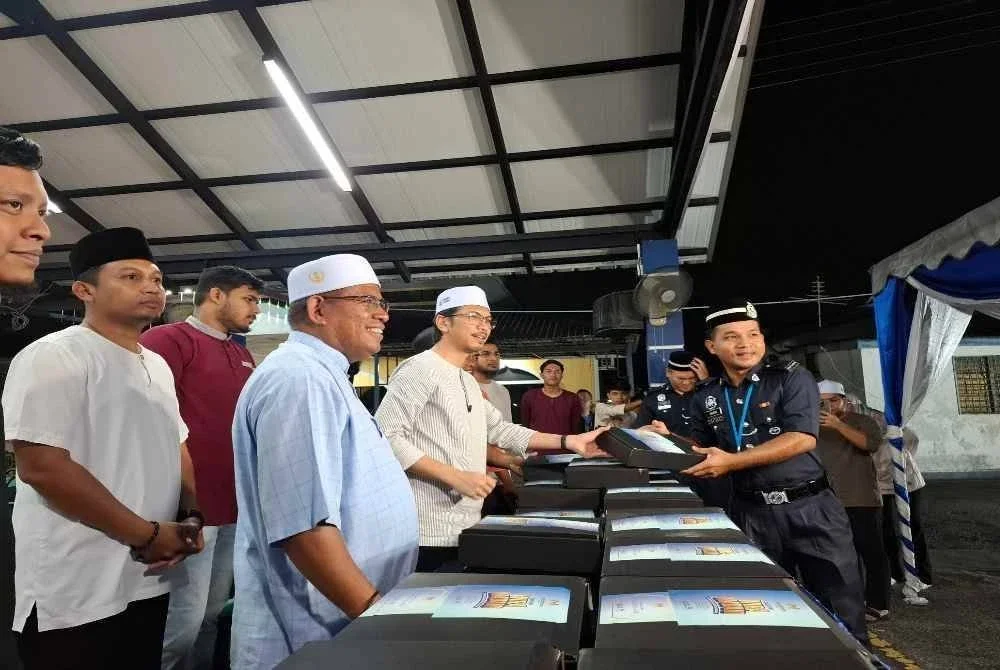 Program Santuni Wira Madani yang diilhamkan Perdana Menteri, Datuk Seri Anwar Ibrahim dilaksanakan di 13 negeri di seluruh negara dengan agihan masing-masing 400 pek makanan sahur di beberapa balai polis, balai bomba serta hospital terpilih.