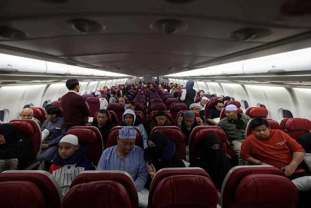 Sekumpulan rakyat Malaysia yang sebelum ini terkandas di beberapa lokasi termasuk Arab Saudi, Syria, Jordan dan Qatar bersiap sedia untuk berlepas pulang ke tanah air dalam Operasi Evakuasi Rakyat Malaysia dari Zon Konflik Asia Barat di Lapangan Terbang Antarabangsa Raja Abdul Aziz di sini hari ini. Foto Bernama