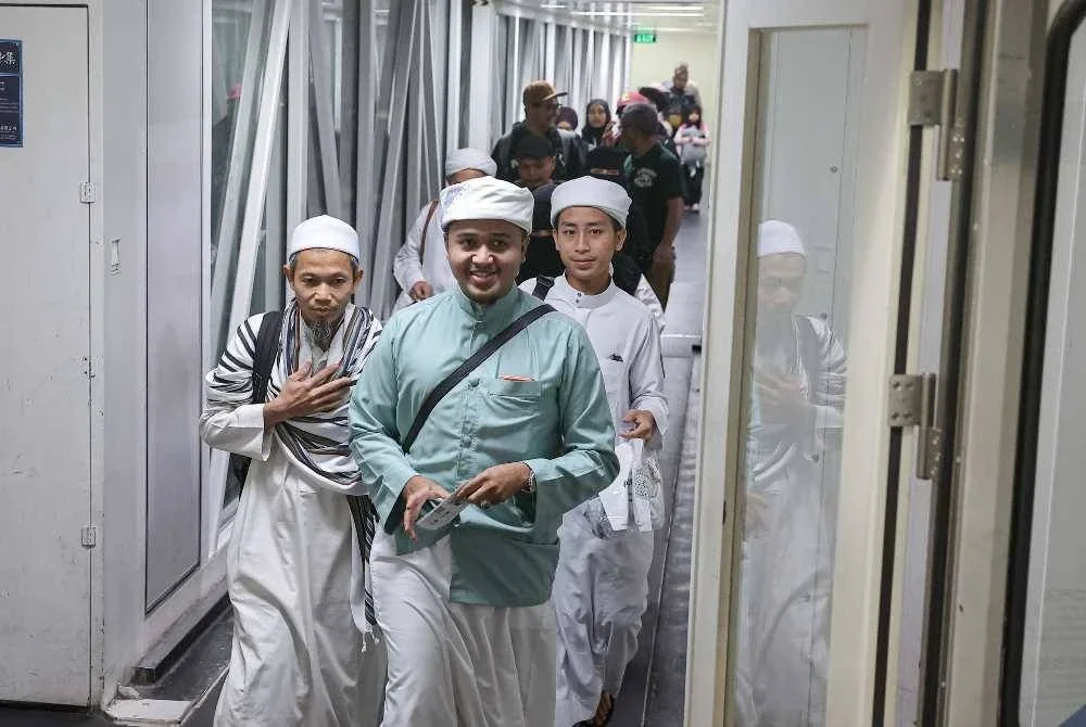Sekumpulan rakyat Malaysia yang sebelum ini terkandas di beberapa lokasi termasuk Arab Saudi, Syria, Jordan dan Qatar bersiap sedia untuk berlepas pulang ke tanah air dalam Operasi Evakuasi Rakyat Malaysia dari Zon Konflik Asia Barat di Lapangan Terbang Antarabangsa Raja Abdul Aziz di sini hari ini. Foto Bernama