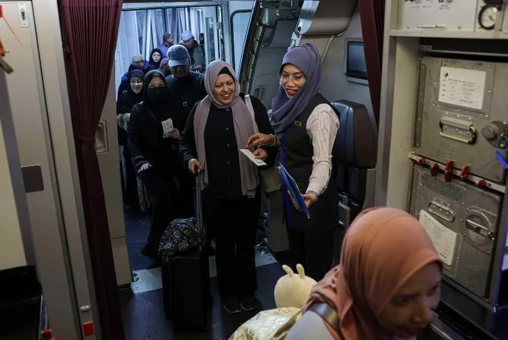 Sekumpulan rakyat Malaysia yang sebelum ini terkandas di beberapa lokasi termasuk Arab Saudi, Syria, Jordan dan Qatar bersiap sedia untuk berlepas pulang ke tanah air dalam Operasi Evakuasi Rakyat Malaysia dari Zon Konflik Asia Barat di Lapangan Terbang Antarabangsa Raja Abdul Aziz di sini hari ini. Foto Bernama