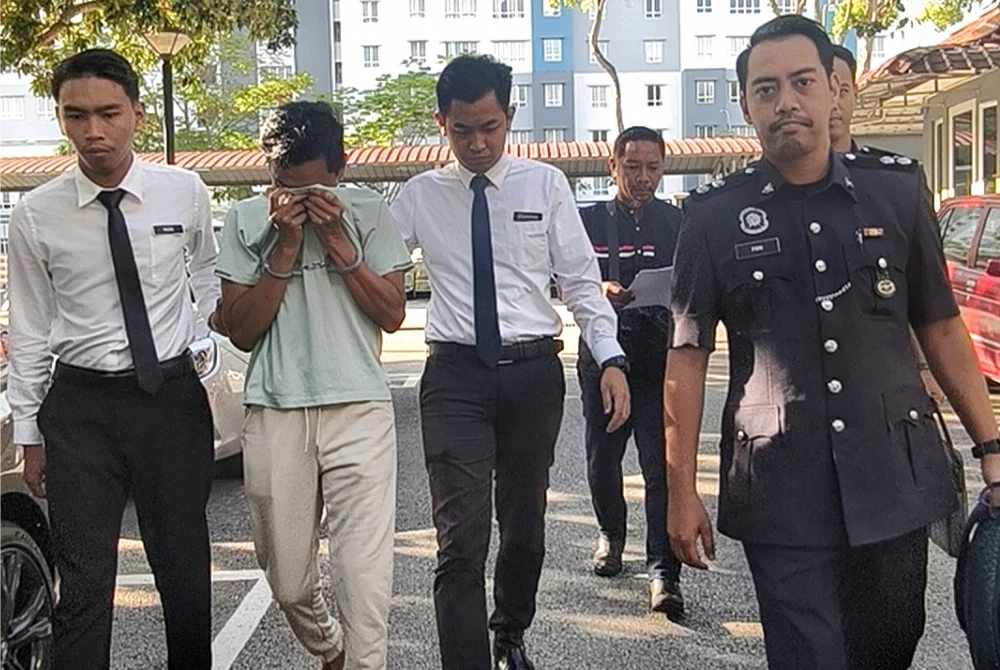 Mohd Apri Hazreen (dua dari kiri) ke Mahkamah Sesyen Seremban pada Rabu.
