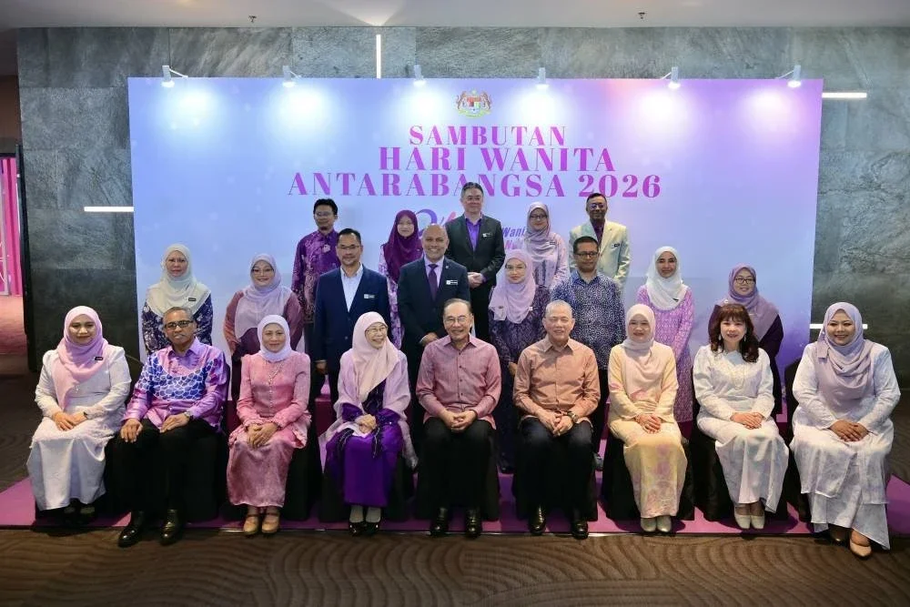 Anwar bersama Fadillah, Nancy, Hui Ying dan tetamu kenamaan yang lain bergambar bersama sempena perasmian Majlis SHWA2026 di MITEC, Kuala Lumpur pada Selasa.