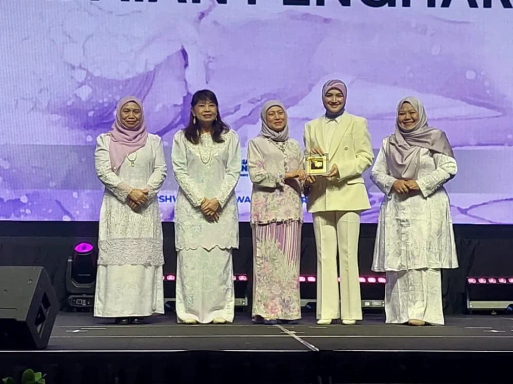 Nancy menyampaikan penghargaan kepada Nur Fazura sebagai salah satu rakan strategik SHWA2026 di MITEC pada Selasa.