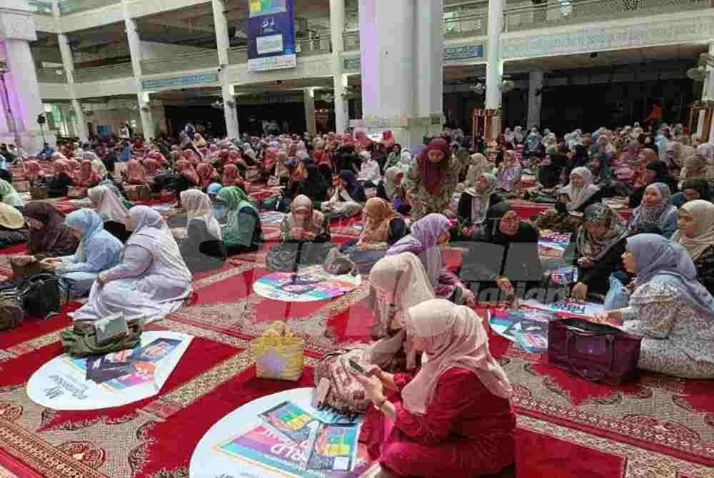 Pekarangan masjid mula dipenuhi orang ramai termasuk tetamu jemputan sejak jam 9 pagi tadi.