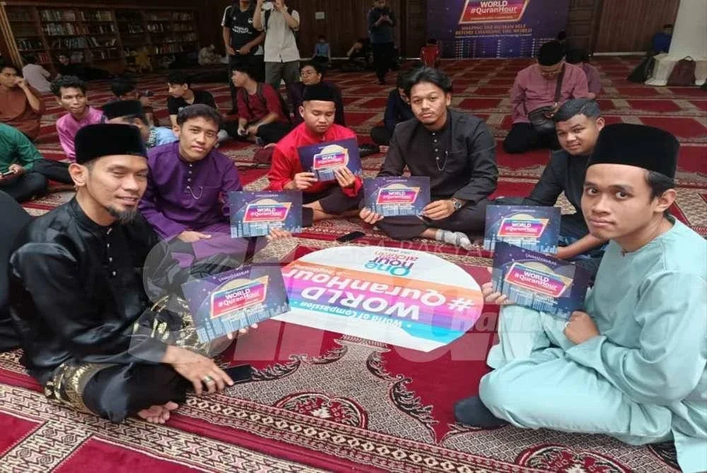 Peserta mula memenuhi ruang masjid sempena World #Quran Hour di Masjid Sultan Haji Ahmad Shah UIAM, di sini, pada Rabu.