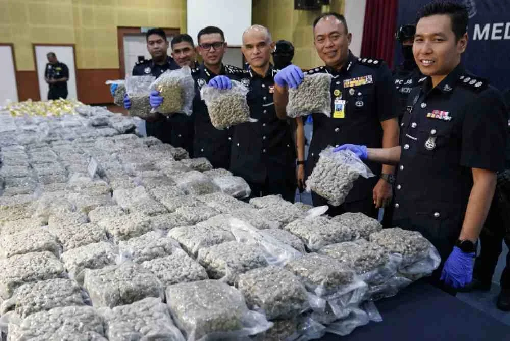 Shazeli (tiga dari kanan) menunjukkan antara bungkusan dadah yang dirampas menerusi siri operasi dijalankan dalam sidang akhbar di Ibu Pejabat Polis Kontinjen (IPK) Selangor, di Shah Alam pada Rabu.