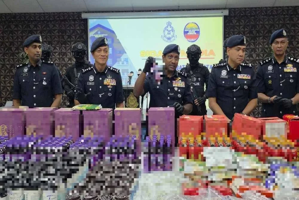Hussein (tengah) pada sidang akbar di IPK Melaka pada Rabu.