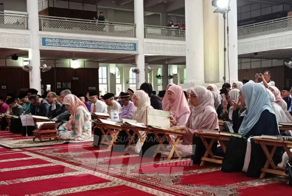 Tengku Ampuan Pahang, Tunku Azizah Aminah Maimunah Iskandariah turut sama bertadarus dan bertaddabur al-Quran pada WQH 2026 di Masjid Sultan Haji Ahmad Shah, UIAM di Gombak pada Rabu.