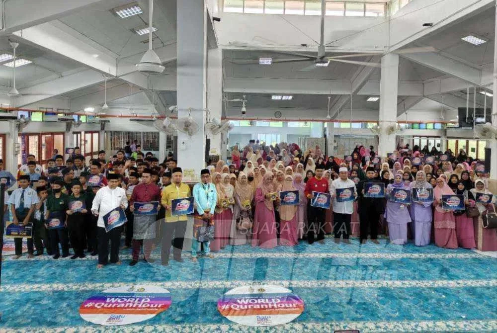 Mohd Sukki (tengah, berbaju putih) bersama sebahagian peserta World #QuranHour Pulau Pinang 2026 yang berlangsung di lokasi utama, Masjid Daerah Seberang Perai Selatan pada Rabu.
