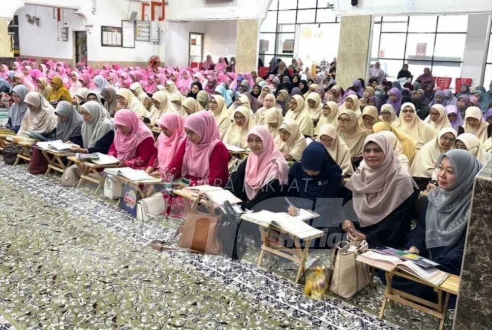 Para peserta bertaddabur bersama-sama di masjid.