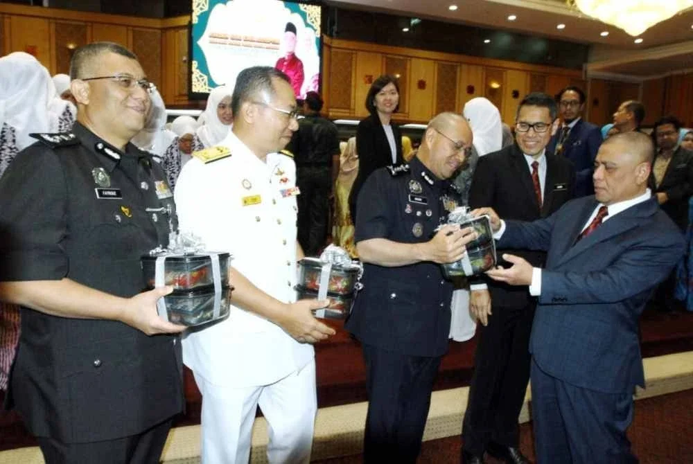 Saarani (kanan) menyampaikan Juadah Hari Raya 2026 Kerajaan Negeri Perak kepada Ketua Polis Perak, Datuk Noor Hisam Nordin sebagai simbolik penyerahan di Dewan Bankuet Bangunan Perak Darul Ridzuan dpada Rabu.