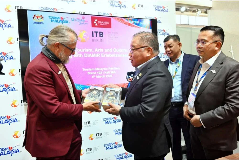 King Sing turut bertemu wakil syarikat pengendali pelancongan alam semula jadi dari Jerman, Diamir Erlebnisreisen GmbH bagi membincangkan potensi kerjasama dalam sektor ekopelancongan dan pelancongan pengembaraan.