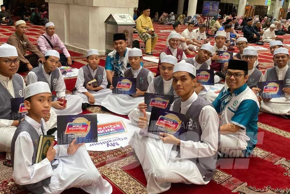 Pelajar Maahad Tahfiz Darul Hikmah yang hadir bagi mengimarahkan World #QuranHour 2026.