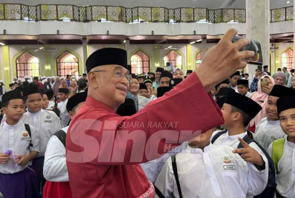 Tun Mohd Ali berswafoto bersama peserta cilik World #QuranHour Melaka.