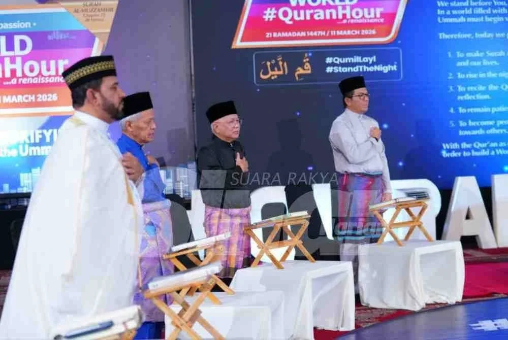 Hussamuddin (dua dari kanan) membaca Ikrar Untuk Al-Quran dalam program WQH 2026 di Masjid Sultan Haji Ahmad Shah, UIAM, Gombak pada Rabu.