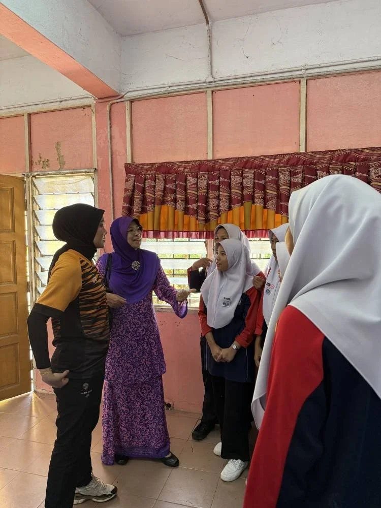 Nor Farah Ain dan Ketua Pegawai Eksekutif YSD, Dr Yatela Zainal Abidin bersama para pelajar di SMK Jeram, memberikan pendedahan kepada sukan boling padang menerusi program Jack to School.