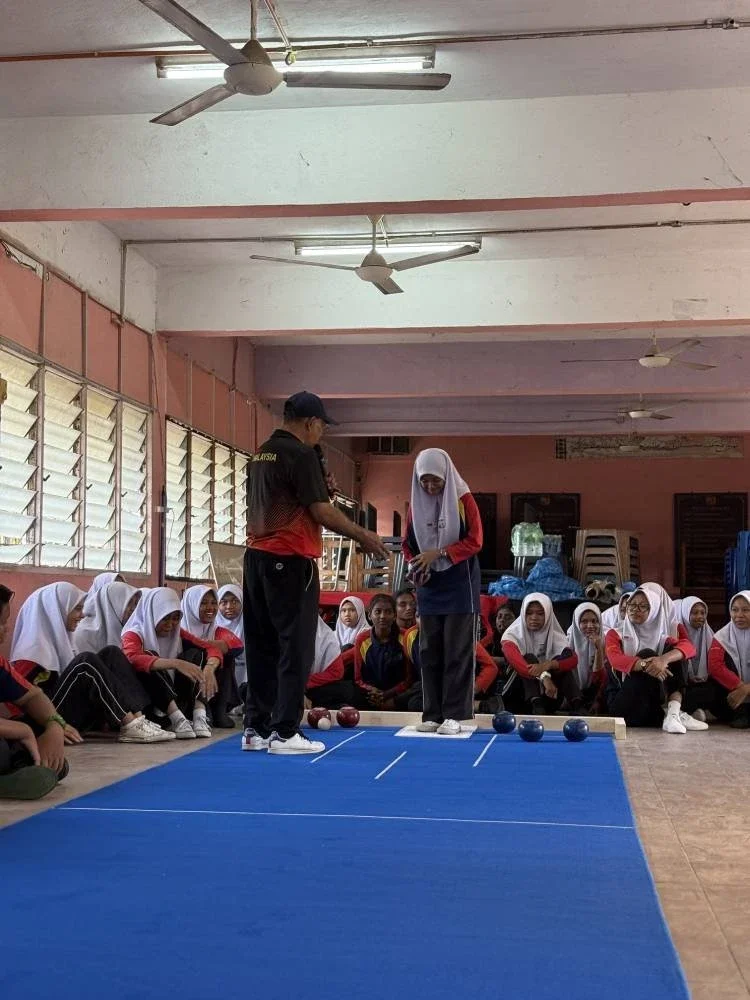 Pelajar Sekolah Menengah Kebangsaan (SMK) Jeram di bawah program Jack to School.