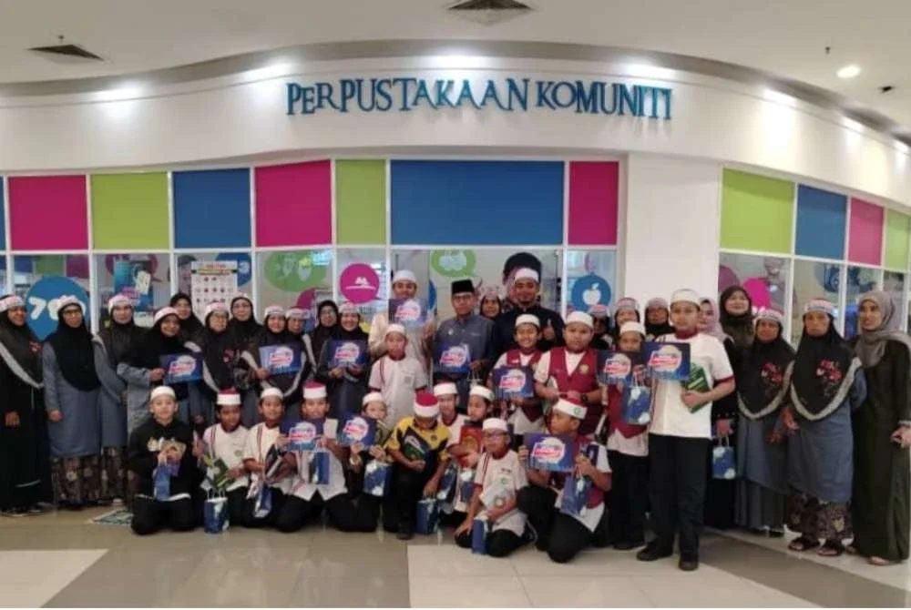 Peserta World #QuranHour anjuran Rumah Ngaji Teluk Muroh yang diadakan di di Perpustakaan Komuniti, AEON Seri Manjung di sini pada Rabu.