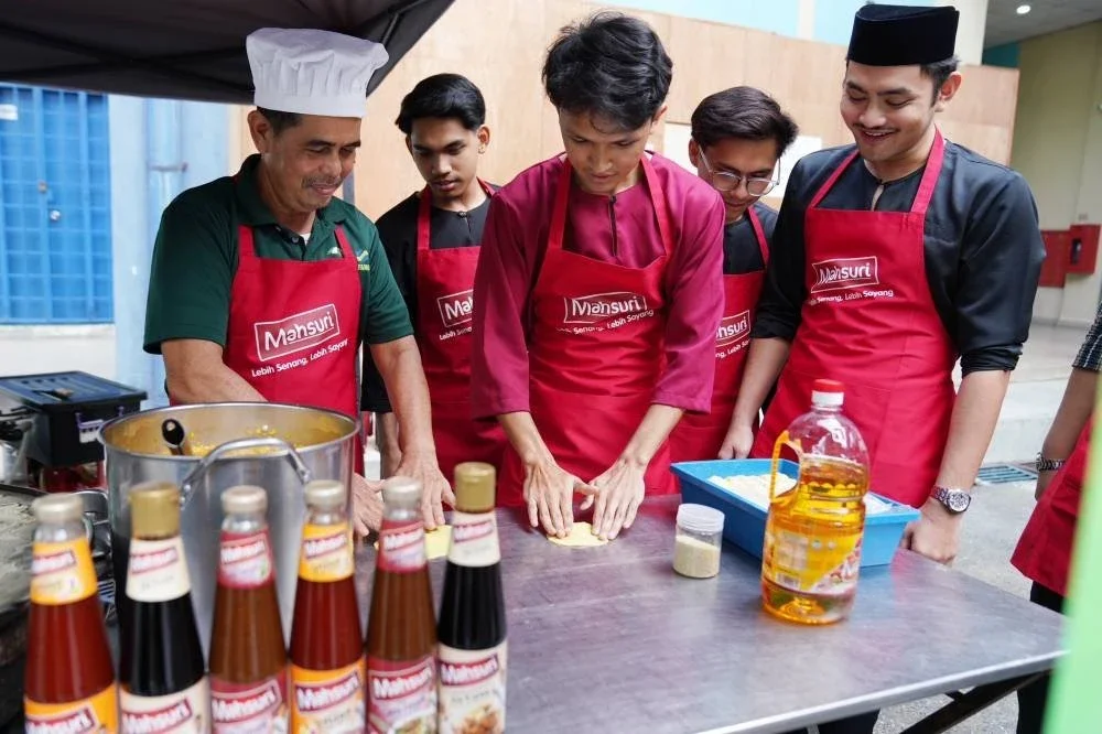 Beberapa mahasiswa menyediakan martabak pada Program Rewang Mahsuri di UniKL MIAT pada Selasa.